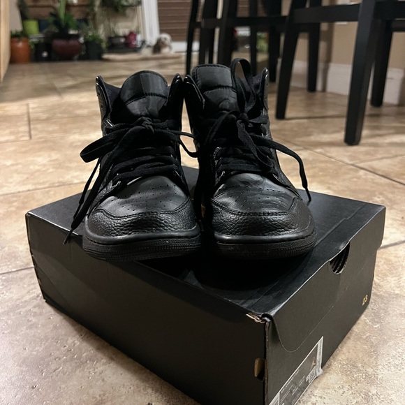 Nike Other - Black nike air Jordan’s 1 mid